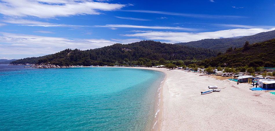 crystal-blue-waters-and-sandy-beach-in-halkidiki