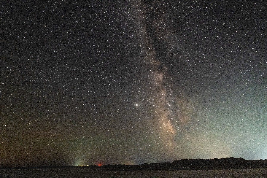 Ο ΓΑΛΑΞΙΑΣ (MILKY WAY) ΟΡΑΤΟΣ ΜΕ ΓΥΜΝΟ ΜΑΤΙ ΠΑΝΩ ΑΠΟ ΤΗ ΛΗΜΝΟ