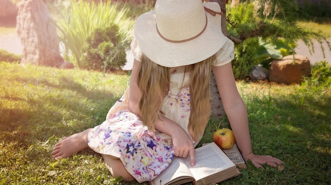 koritsi-poy-diabazei-paramythi