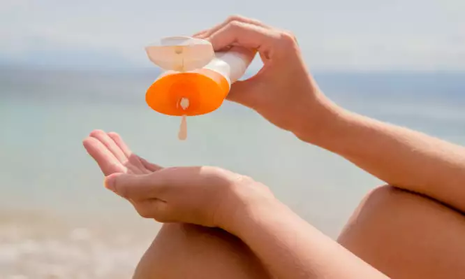 Sunscreen-hand-beach-666×399-1