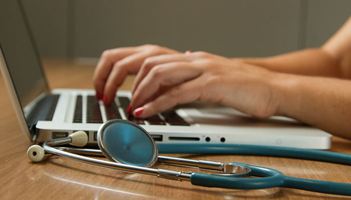 doctor-digital-laptop