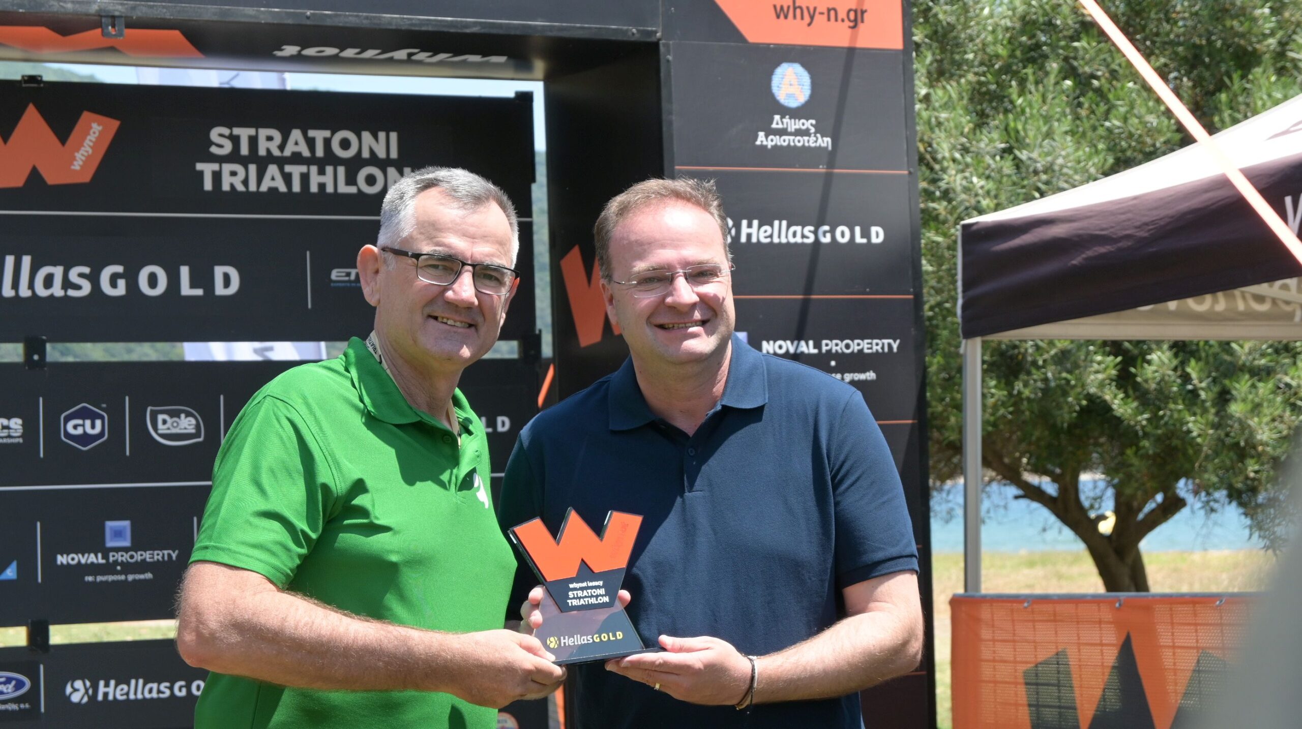 Αριστερά ο Εκτελεστικός Αντιπρόεδρος Ανάπτυξης Ελλάδος της Eldorado Gold Louw Smith και στα δεξιά ο Δήμαρχος Αριστοτέλη Στέλιος Βαλιάνος που του αποδίδει τιμητική πλακέτα
