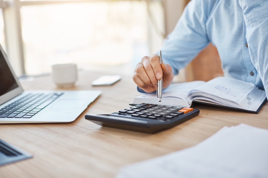 close-up-detail-professional-serious-accountant-sitting-light-office-checking-company-finance-profits-calculato9