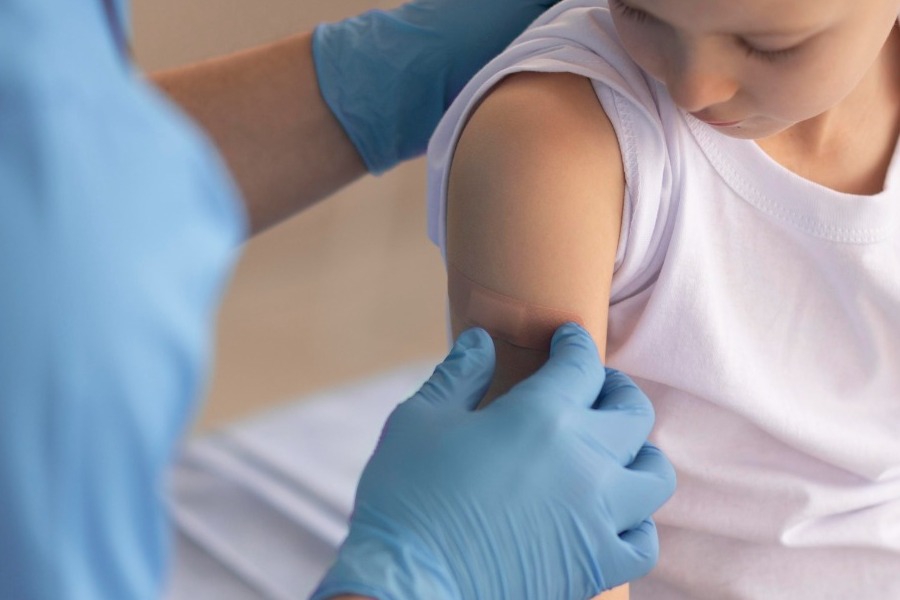 doctor-taking-care-patient-after-vaccination.048d19