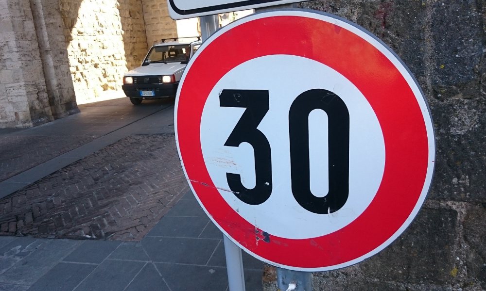 210831114004_Speed-limit-30-km-h-orio-taxititas-3