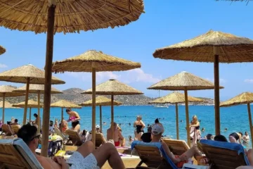 Τιμές στα beach bars της Χαλκιδικής: Από 15 έως και 100 ευρώ η ελάχιστη κατανάλωση – Πού συμφέρει περισσότερο