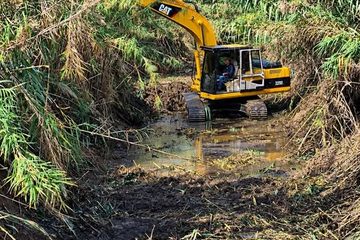 Σιθωνία: Ξεκίνησε ο καθαρισμός ρεμάτων σε 8 σημεία για την πρόληψη πλημμυρών